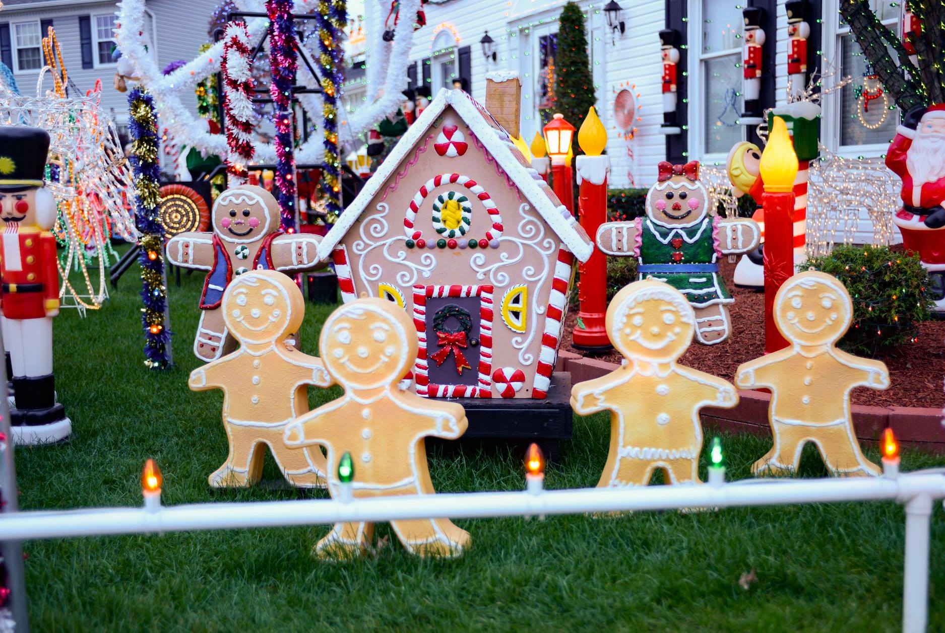 ABC's Great Christmas Light Fight and Great American Baking Show Bring All The Sights And Smells Of The Holidays ABC's Great Christmas Light Fight and Great American Baking Show Bring All The Sights And Smells Of The Holidays